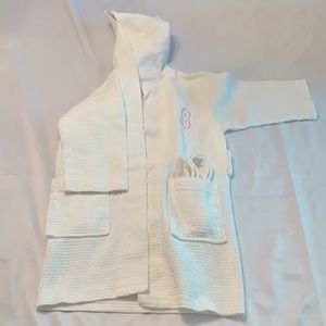 Girls monogrammed pink “L” white robe size S